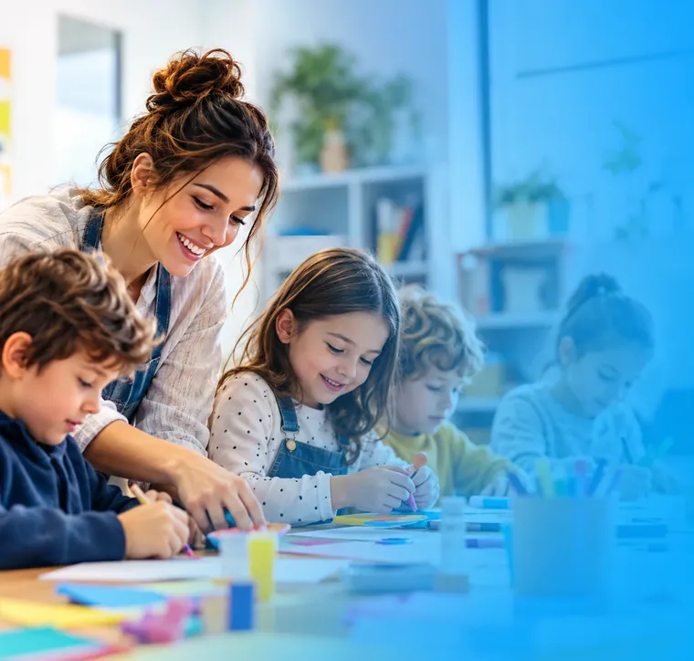 Monitora ayudando a un grupo de niños en una actividad extraescolar de manualidades